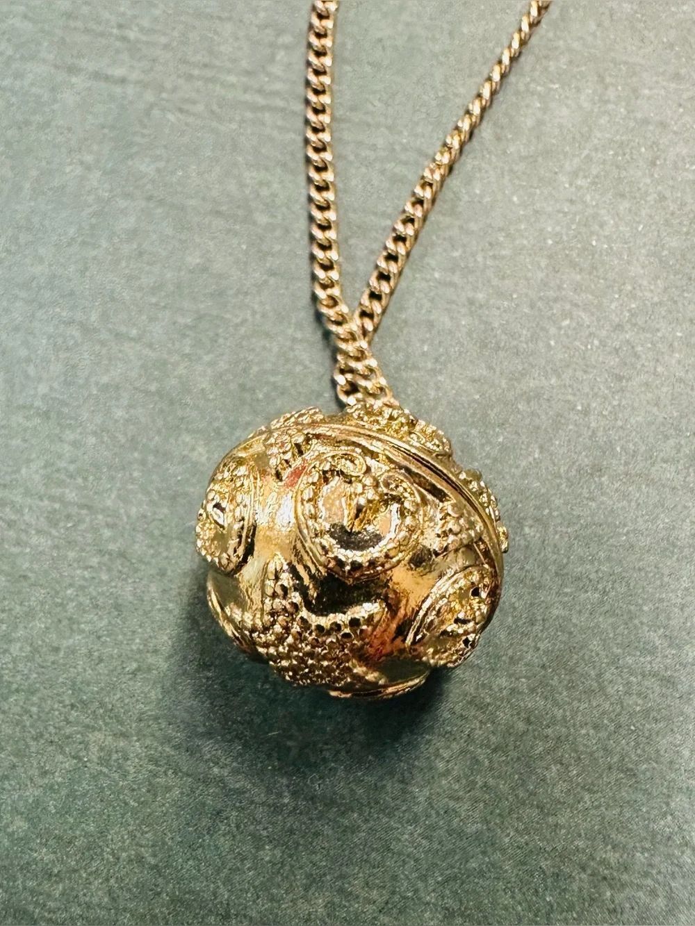 Gold Starfish Embossed Sphere Necklace B12